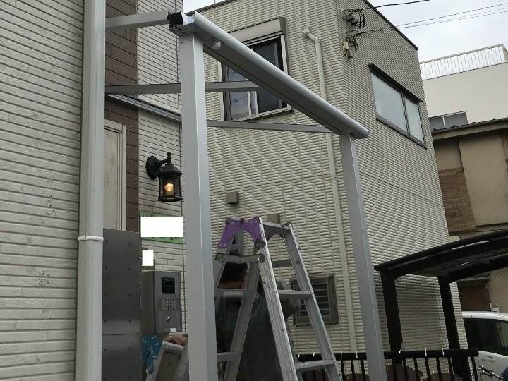 庇屋根の骨組み組み立てと柱設置