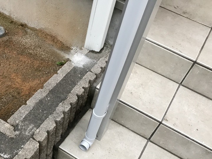 竪樋の取り回しと足元の納まり