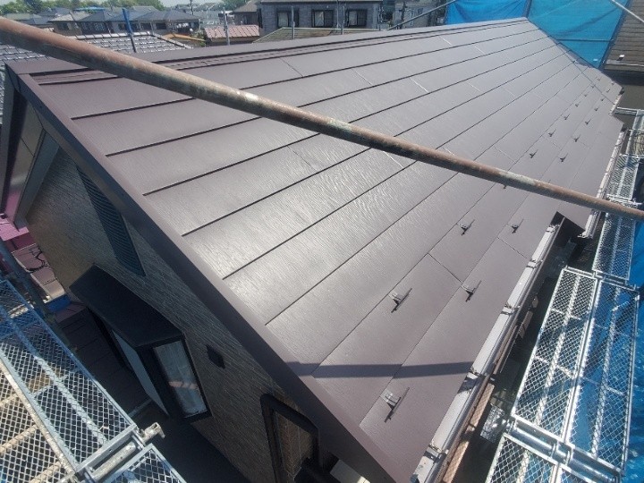 スーパーガルテクトフッ素（ＳＦブラウン色）を採用して屋根カバー工事を実施したお住まい