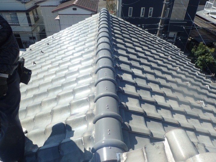 施工不良で雨漏りが起き瓦屋根に棟瓦取り直し工事して改善