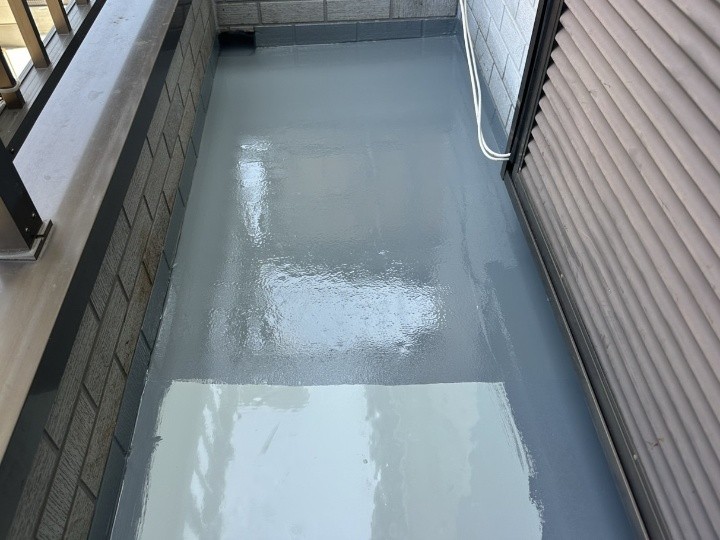 トップコートで保護し、きれいな防水面へ仕上げ