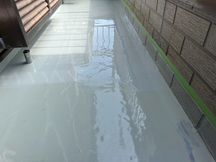 ウレタン塗膜防水2層目で膜厚を確保