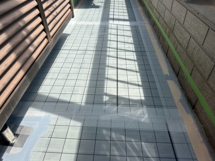 通気緩衝工法の要となるシート敷設