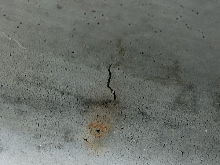ひびの進行が感じられる亀裂