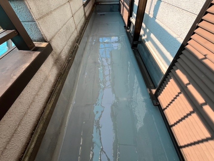 ベランダへ下地調整した「ウレタン塗膜防水工事」を行いひび割れ対策と雨漏り予防