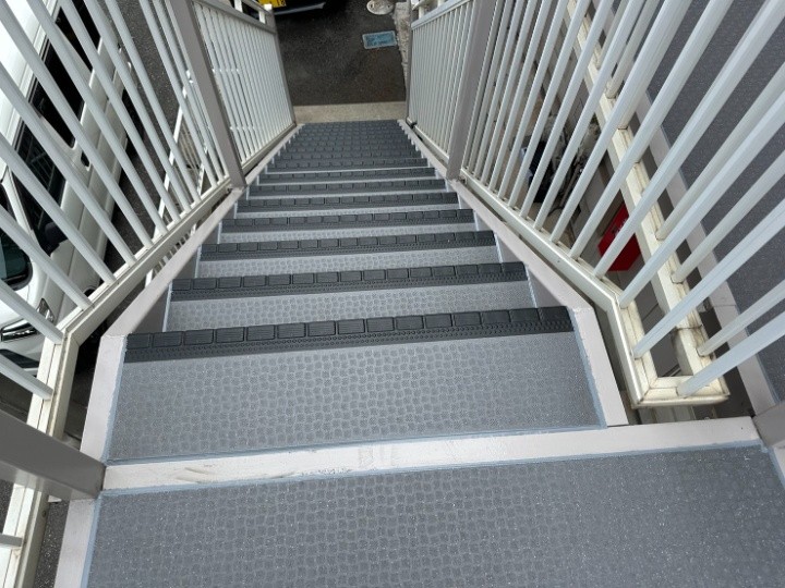 階段への長尺シート貼りで一体感のある仕上げに