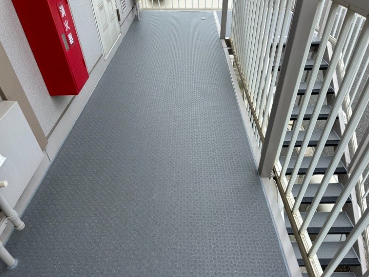 通路への長尺シート貼り（東リ NSシート）