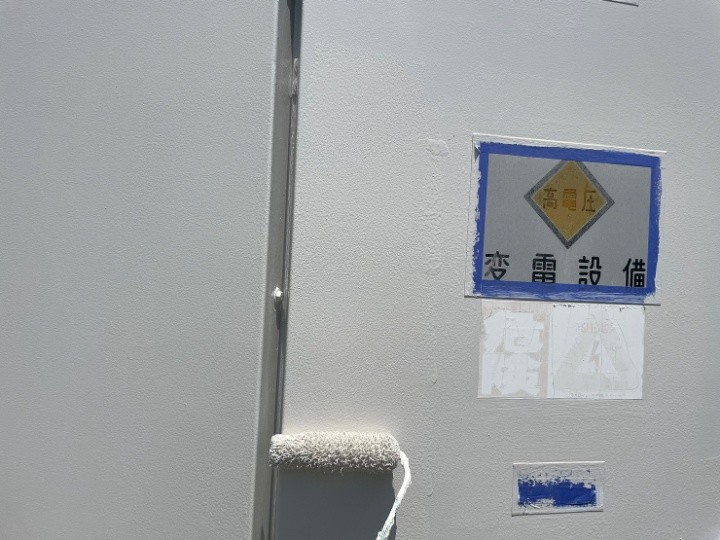上塗りで仕上げ、塗り残しのない状態へ