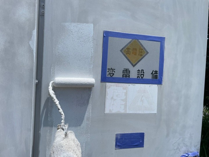 ローラーで下塗りを入れて塗膜の土台を形成