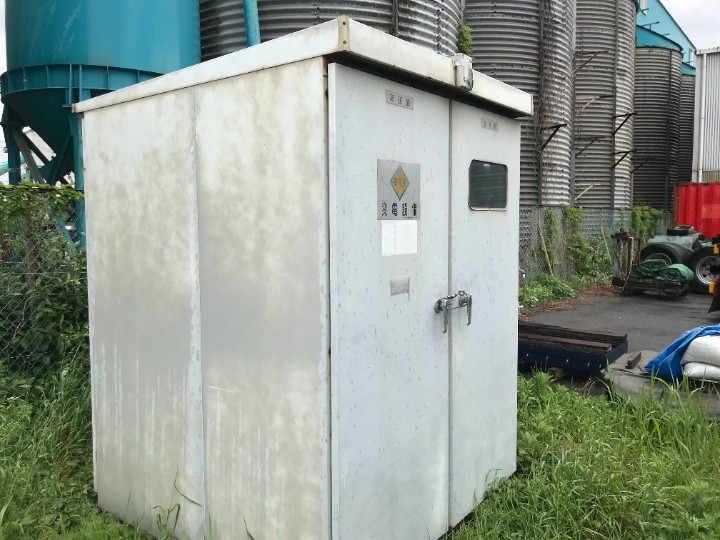 塗装工事前の倉庫キュービクル
