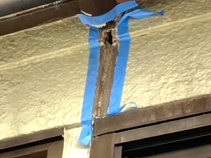 サッシまわりの養生とプライマー塗布で下地を整える