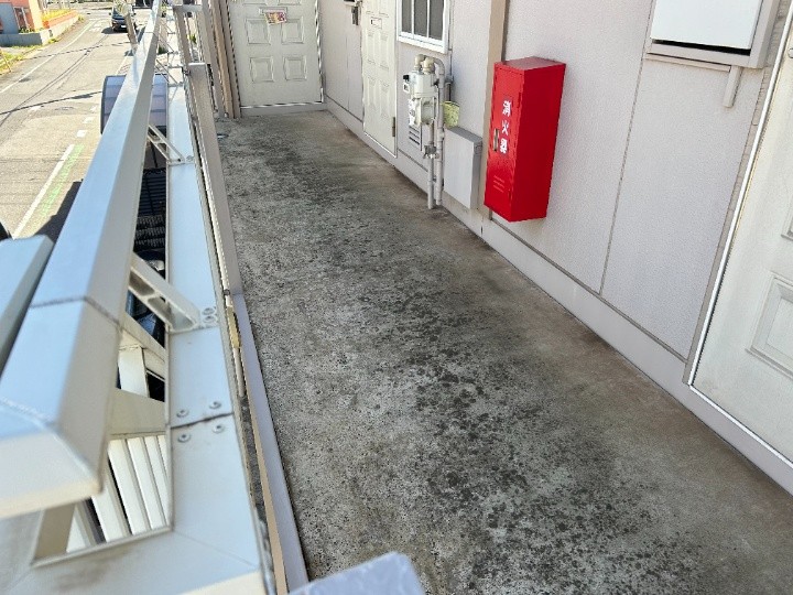防水工事前のアパート共用通路・階段