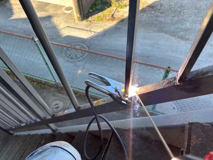 鋼材を溶接して小柱を補強