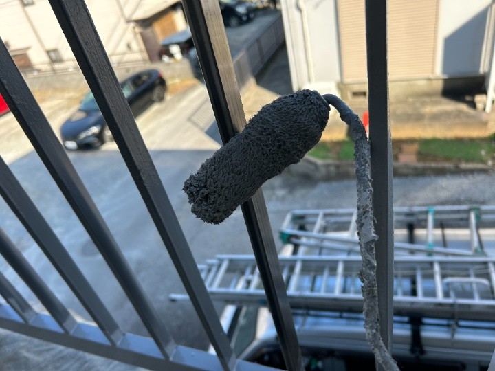 上塗りで仕上げ、見た目と触感を整える