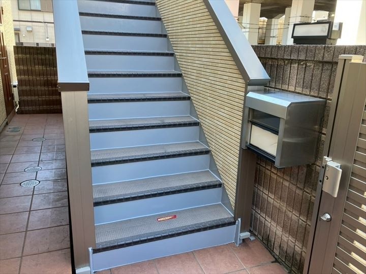 アパートにて共用鉄骨階段にハイポンとファインSiを使った防錆塗装工事を行い赤錆白錆対策