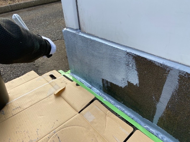 ウレタン防水の1層目を均一に塗布