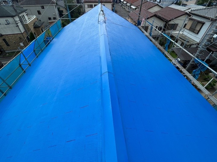 ヤネフレッシュSiによる屋根の上塗りで均一な仕上げへ