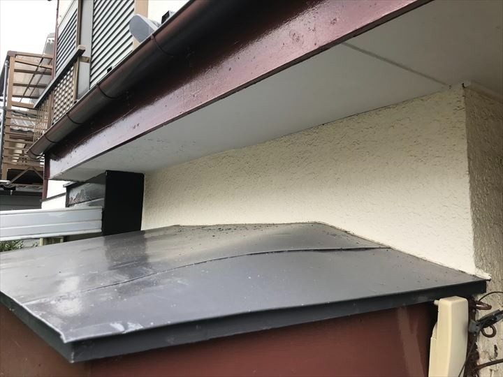 塗装工事後の破風板と鋼板屋根