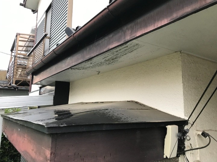 塗装工事前の傷んだ破風板と鋼板屋根
