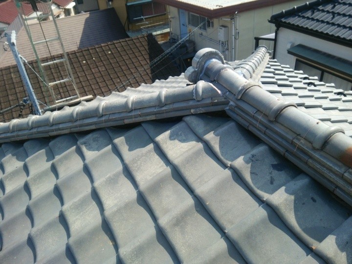 漆喰が剥がれて冠瓦がズレた瓦屋根に棟取り直し工事を実施