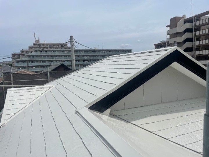 棟板金部分交換工事と遮熱塗料サーモアイSIを採用した屋根塗装工事を同時施工したお住まい
