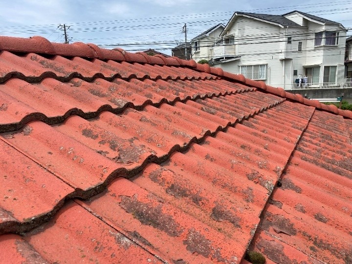 傷んだセメント瓦屋根