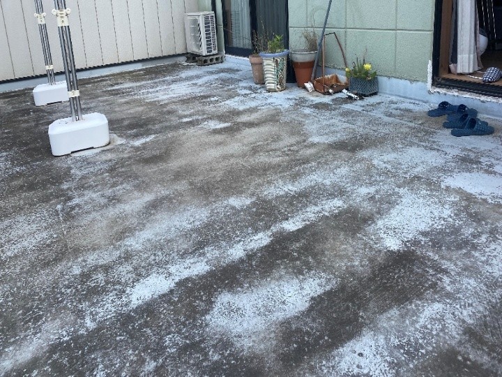 防水工事前のバルコニー