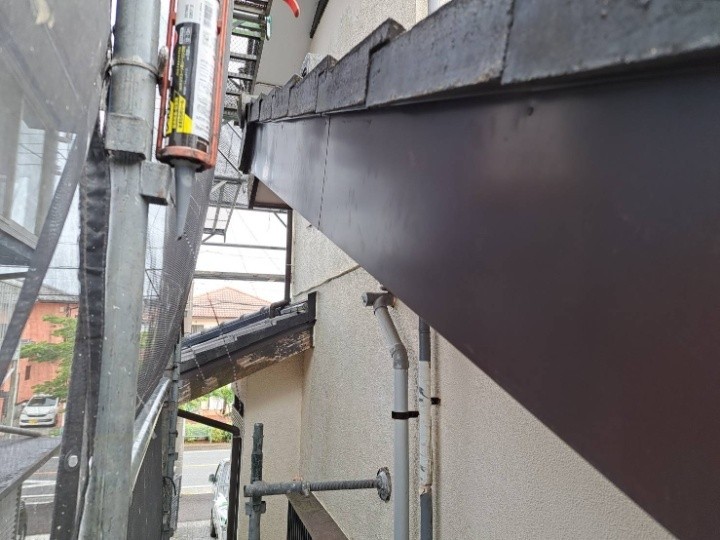 破風板の板金カバーで外周を保護