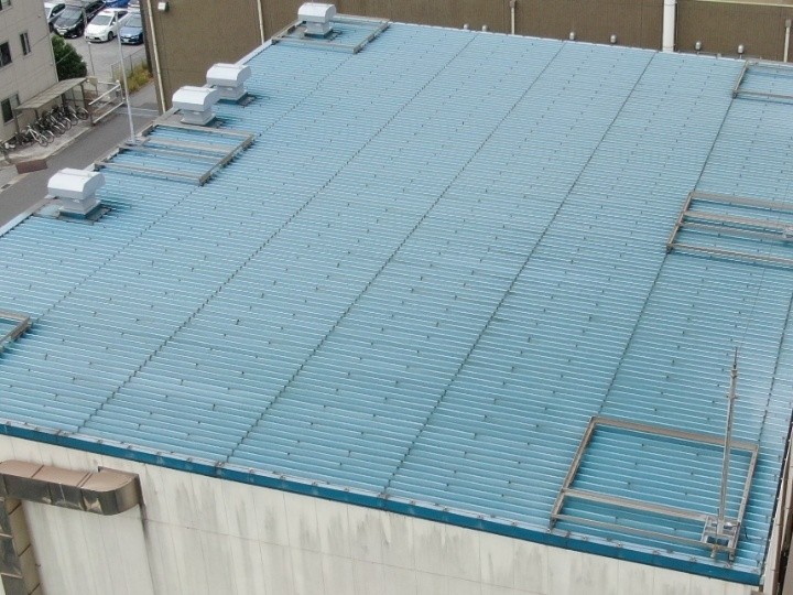 屋根面全体に見られる色あせの進行