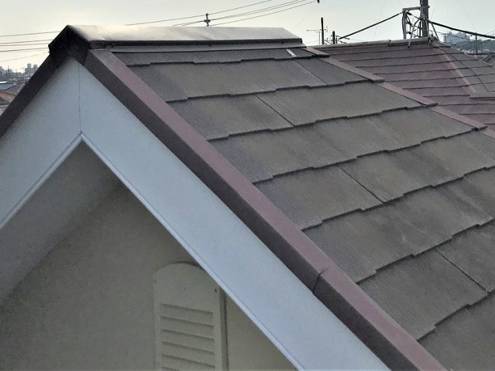 「ガルバリウム鋼板を用いた棟板金交換と換気棟取り付け」工事を併せて施工
