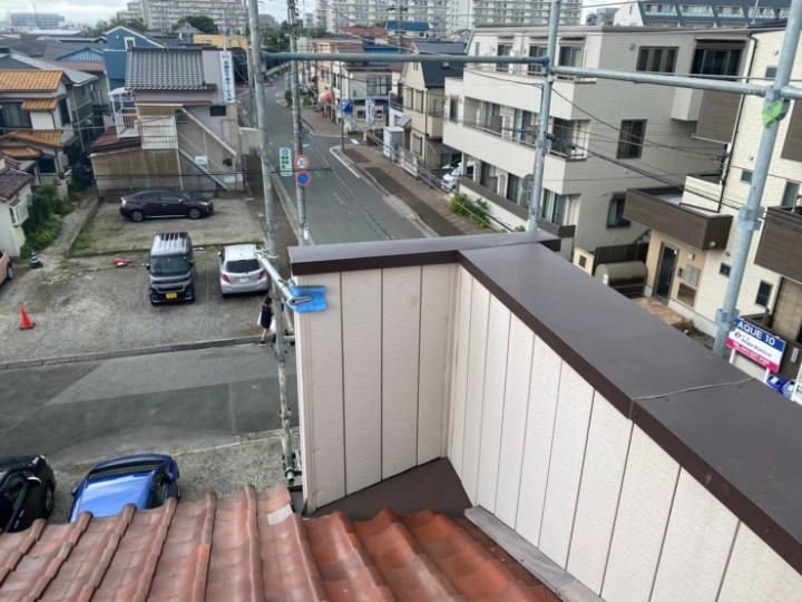 パラペット笠木をガルバリウム鋼板製板金でカバー工事して天井からの漏水対策