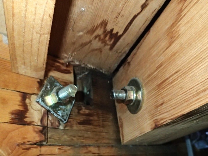 小屋裏の部材に見られた浸水の痕跡