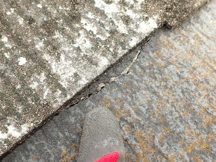 コロニアルのひび割れ・欠損を確認