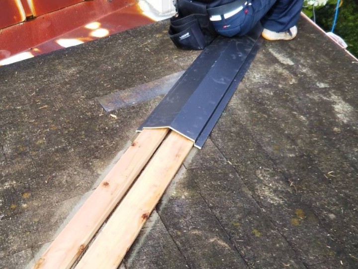 ガルバリウム鋼板の棟板金取付けと防水処置