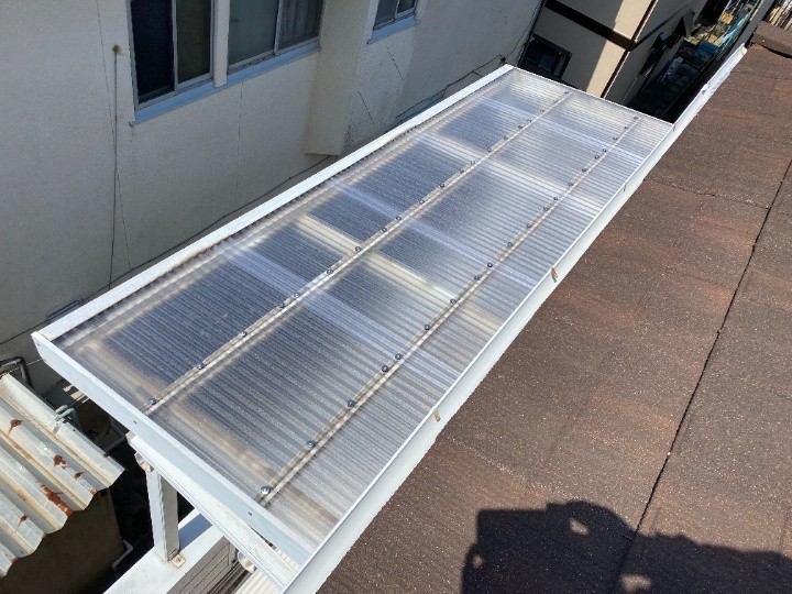 ベランダ波板屋根を塩ビ製から耐久性の高いポリカ波板へ交換工事したお住まい