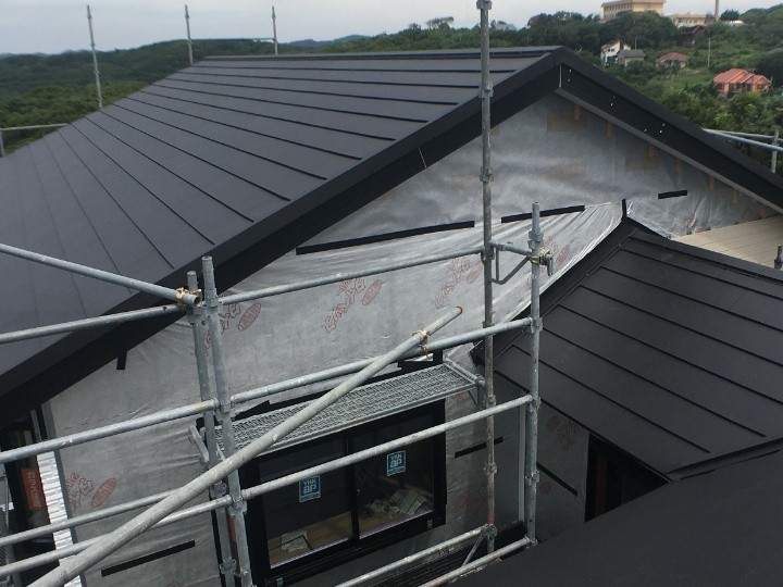 屋根材スーパーガルテクトを採用した屋根新設工事を施工した外観