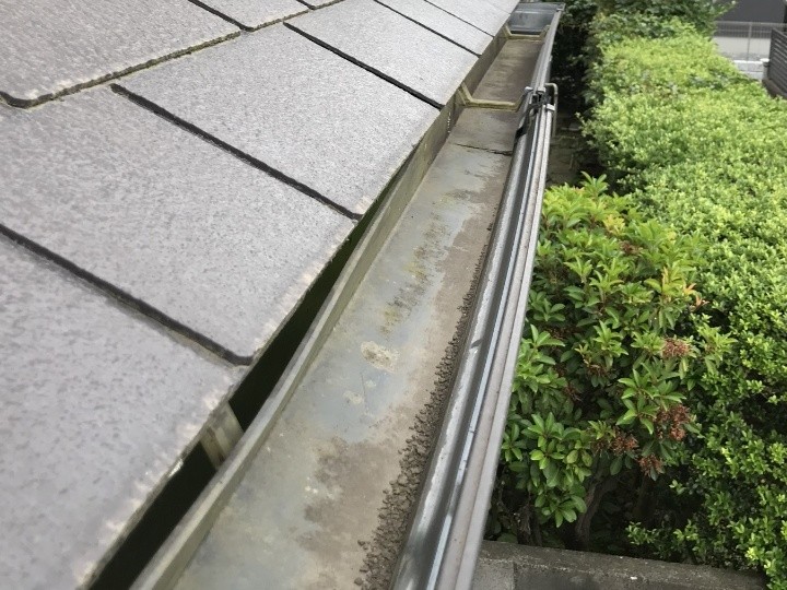 軒樋内の汚れの堆積と水の流れへの影響