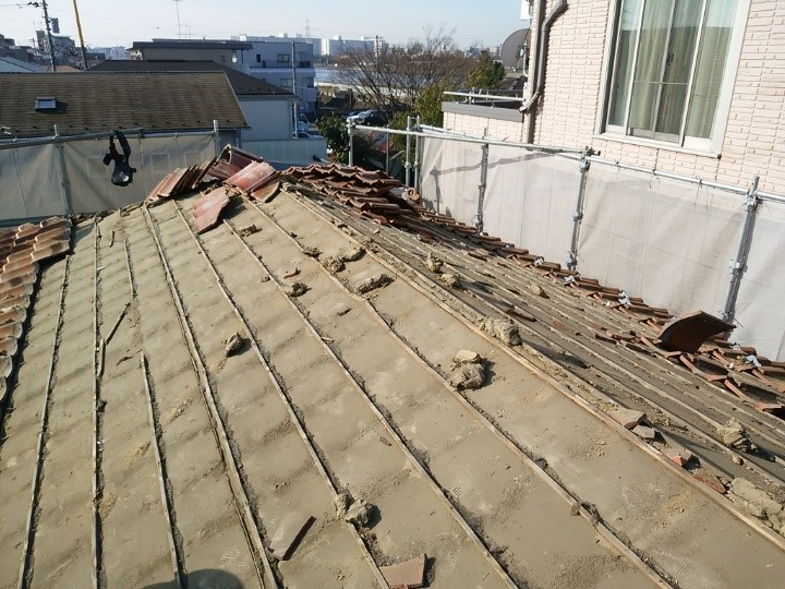 瓦撤去後の屋根面と土の撤去