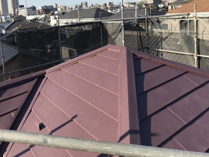 スーパーガルテクト（Sシェイド ワインレッド）を用いて屋根カバー工事したお住まい
