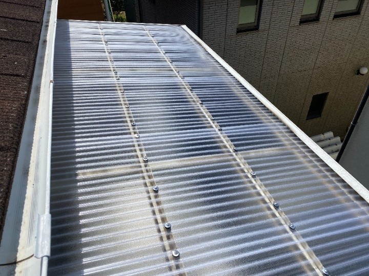 ベランダ波板屋根を新しくポリカーボネート波板屋根へ交換工事したお住まい