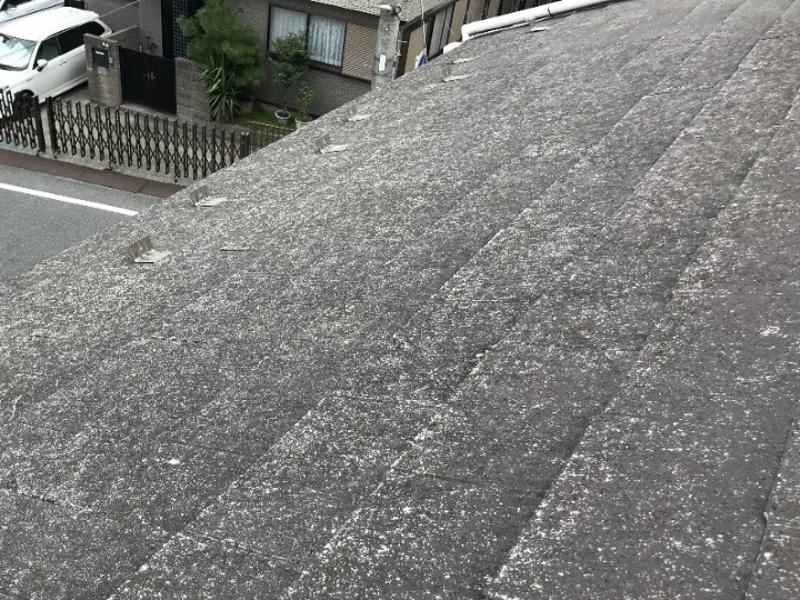スレート全体の色あせと表面の荒れを確認