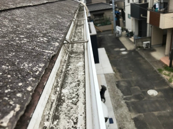 軒樋内部の汚れ堆積と排水環境の確認