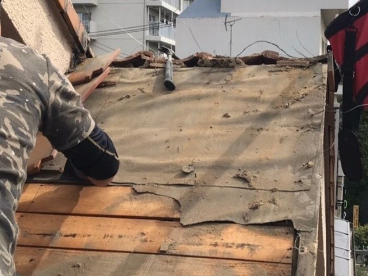 既存瓦を取り外して下地の劣化状況を確認