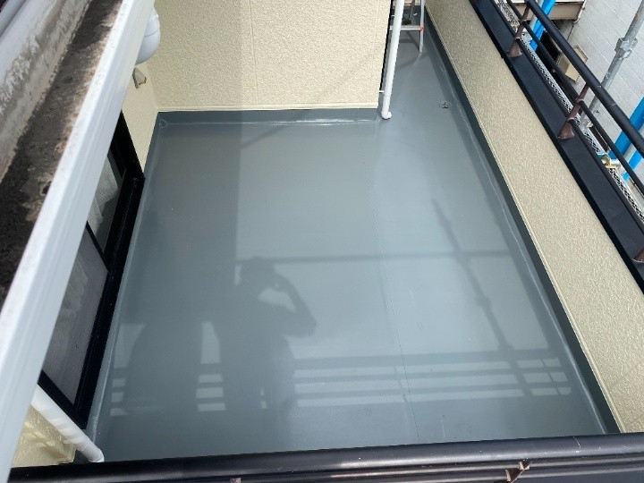 劣化したベランダにウレタン防水工事（ウレタン防水材2層＋トップコート塗布）して雨漏り予防