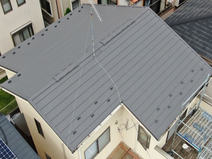 強風で剥離したパミール屋根にスーパーガルテクトを用いた屋根カバー工事を行い防水性と耐風性を回復