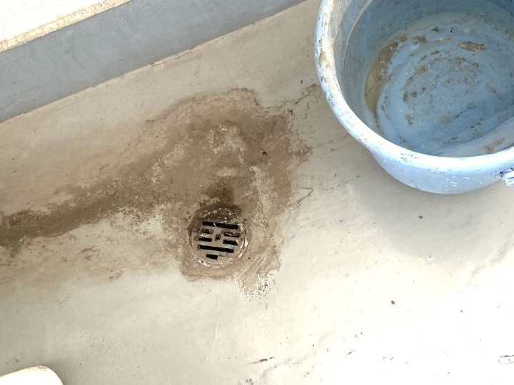 排水ドレン周辺の汚れと水の滞留サイン