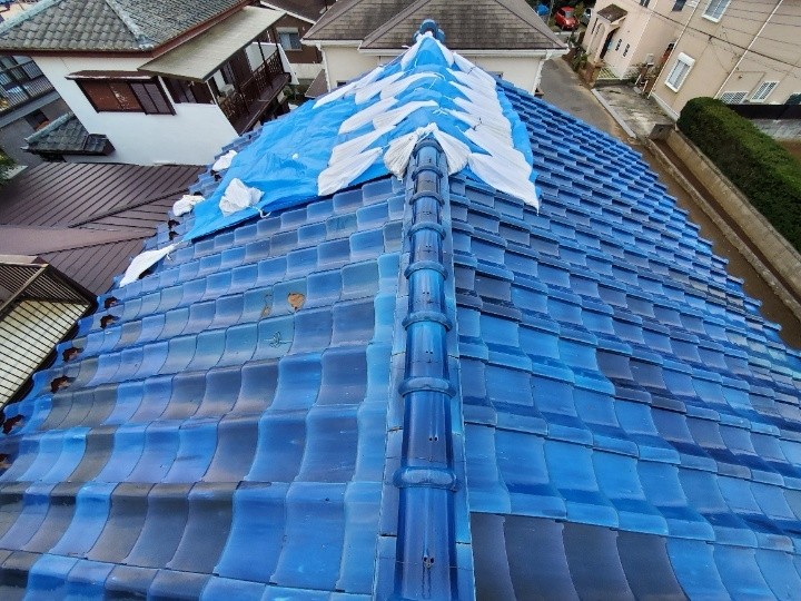 強風被害で棟が崩れた瓦屋根
