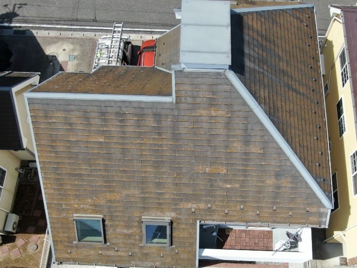 屋根カバー工事前の急勾配屋根