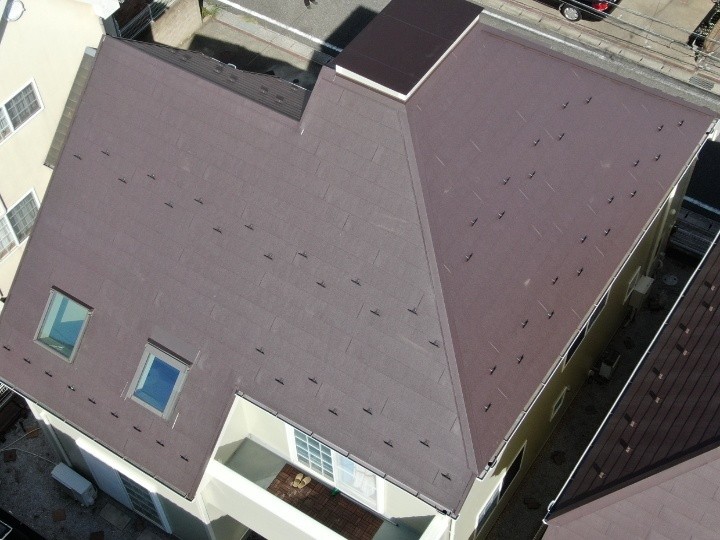 急勾配屋根に金属屋根材「スーパーガルテクト」を採用した屋根カバー工事を実施