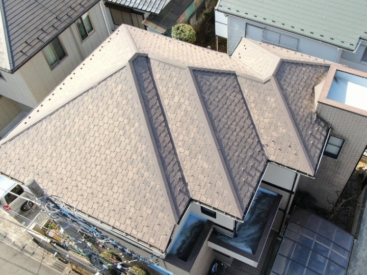 強風被害で破損したスレート屋根